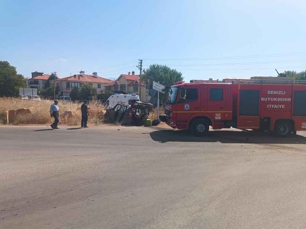 Direksiyon Hakimiyetini Kaybeden Arac Yoldan Cikti 4 Yarali 4