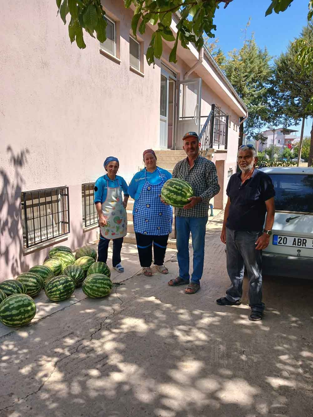 Muhtardan Anlamli Jest Yetistirdigi Karpuzlari Huzurevi Ve Hastanede Dagitti 1