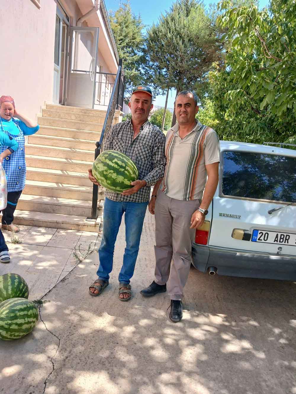 Muhtardan Anlamli Jest Yetistirdigi Karpuzlari Huzurevi Ve Hastanede Dagitti 2