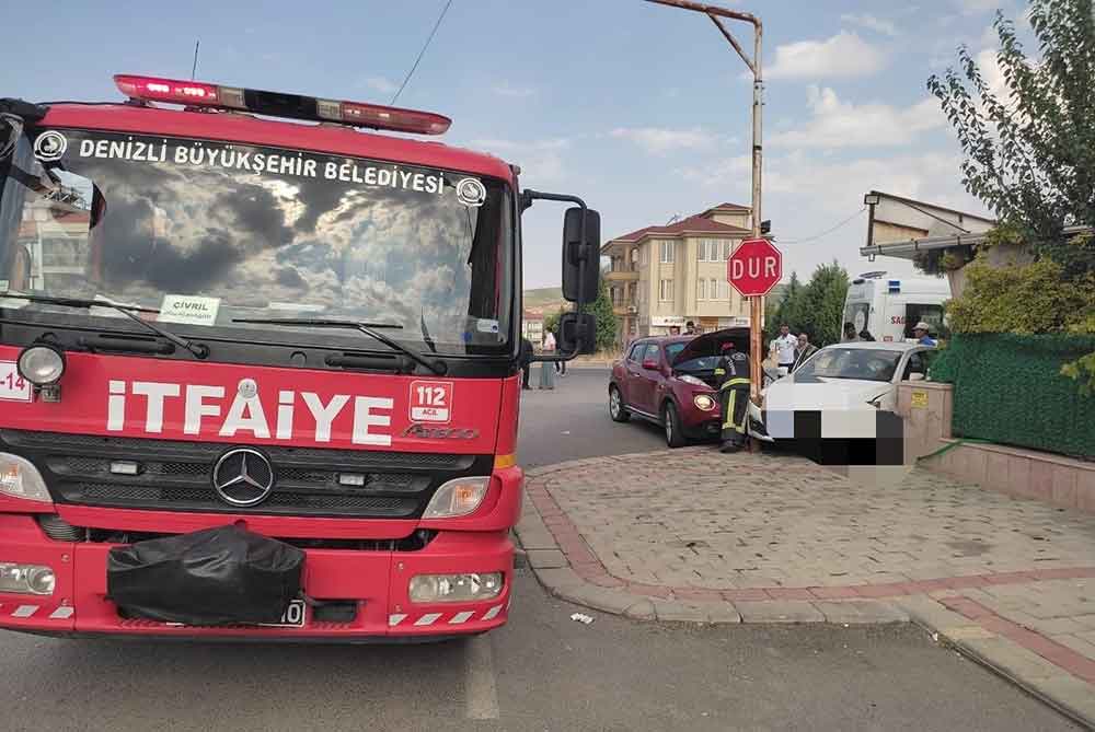 Otomobil Once Seyir Halindeki Araca Sonrasinda Ise Direge Carparak Durabildi 3 Yarali 3