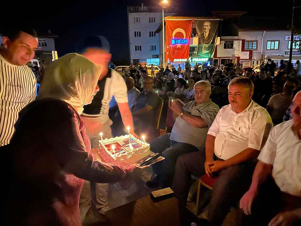 Tiyatro Gosterisini Izleyen Belediye Baskanina Surpriz Dogum Gunu Kutlamasi 2