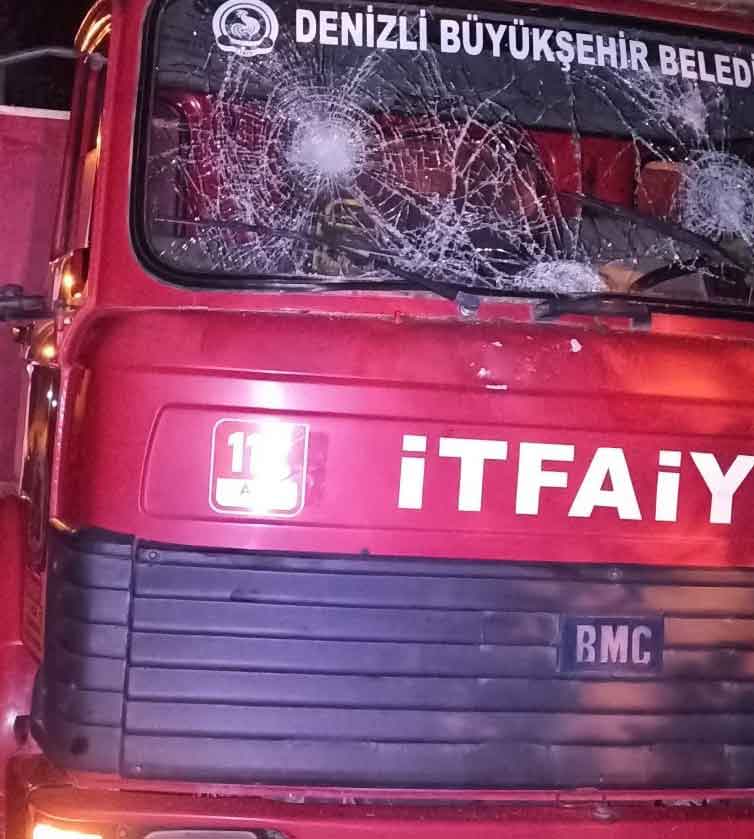 Kavgada Yakilan Evi Sondurmeye Giden Itfaiyecilere Cirkin Saldiri