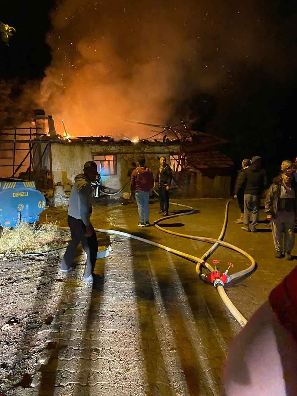 Mustakil Ev Cikan Yanginda Kullanilamaz Hale Geldi 3