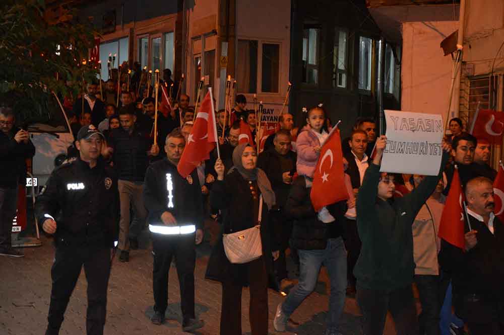 Babadagda Cumhuriyet Coskusu Fener Alayiyla Taclandi 3