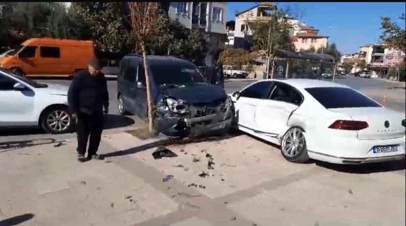 Denizli Zincirleme Kaza Kardesine Yardima Giden1