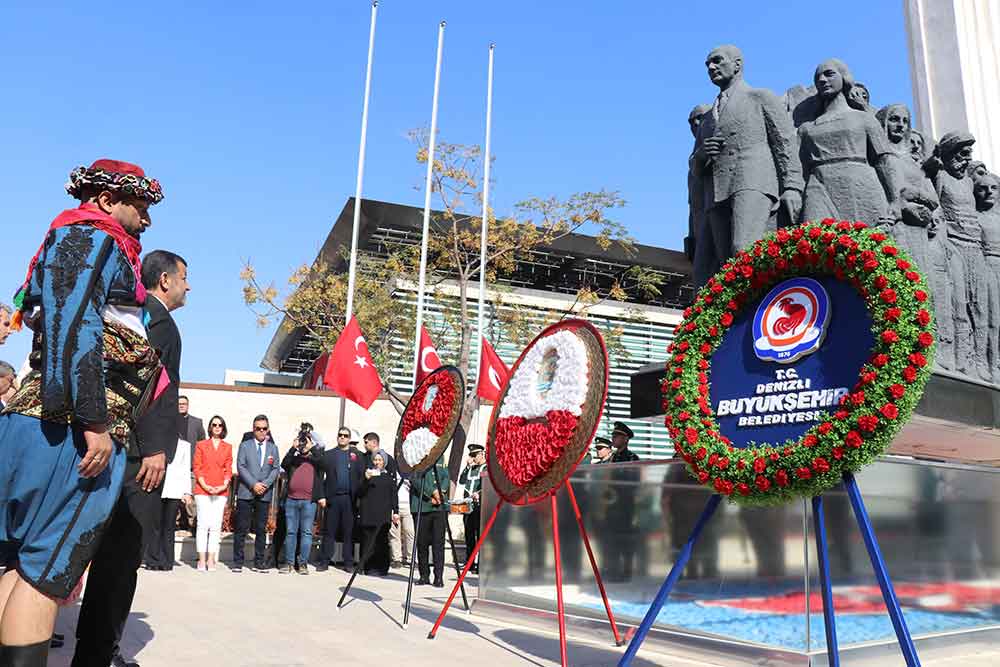 Denizlide Cumhuriyet Bayrami Kutlamalari Celenk Toreniyle Basladi 3