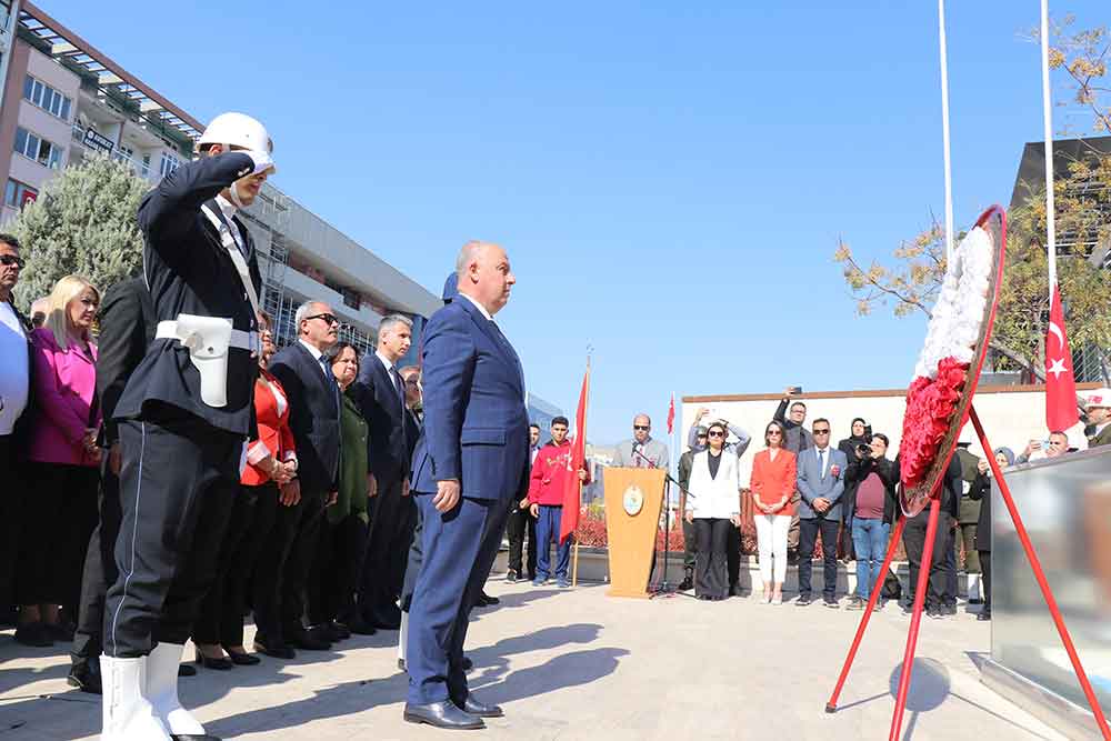 Denizlide Cumhuriyet Bayrami Kutlamalari Celenk Toreniyle Basladi 4