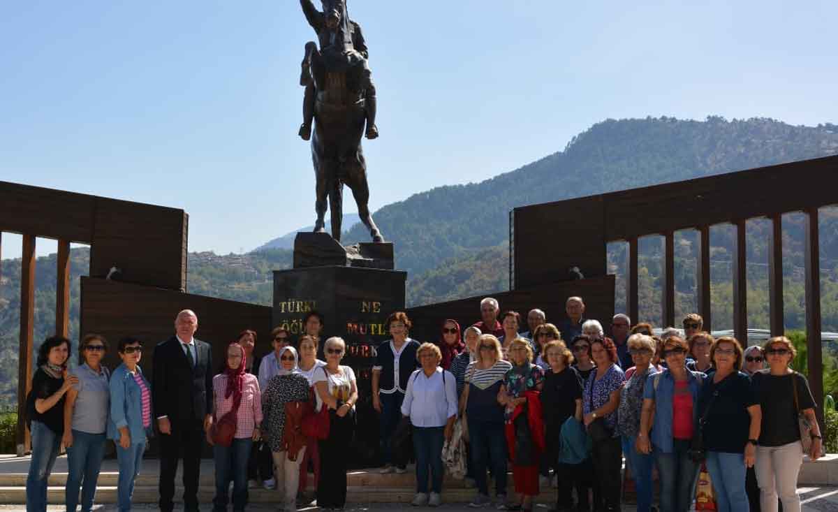 Emekli Ogretmenlerden Baskan Murat Kumral A Ziyaret 2