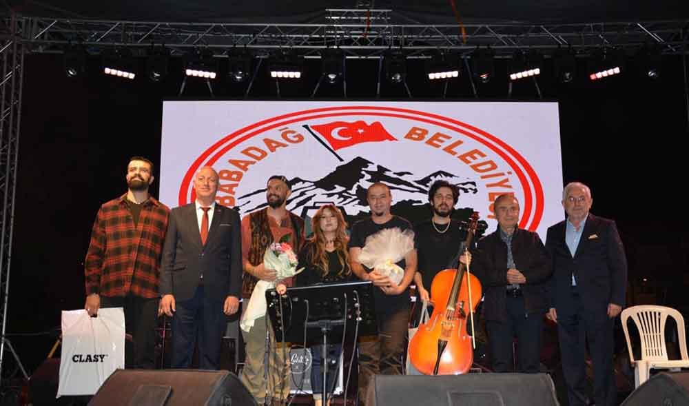 Ugur Isilak Ve Grup Dar Sokak Babafestte Unutulmaz Bir Gece Yasatti 2