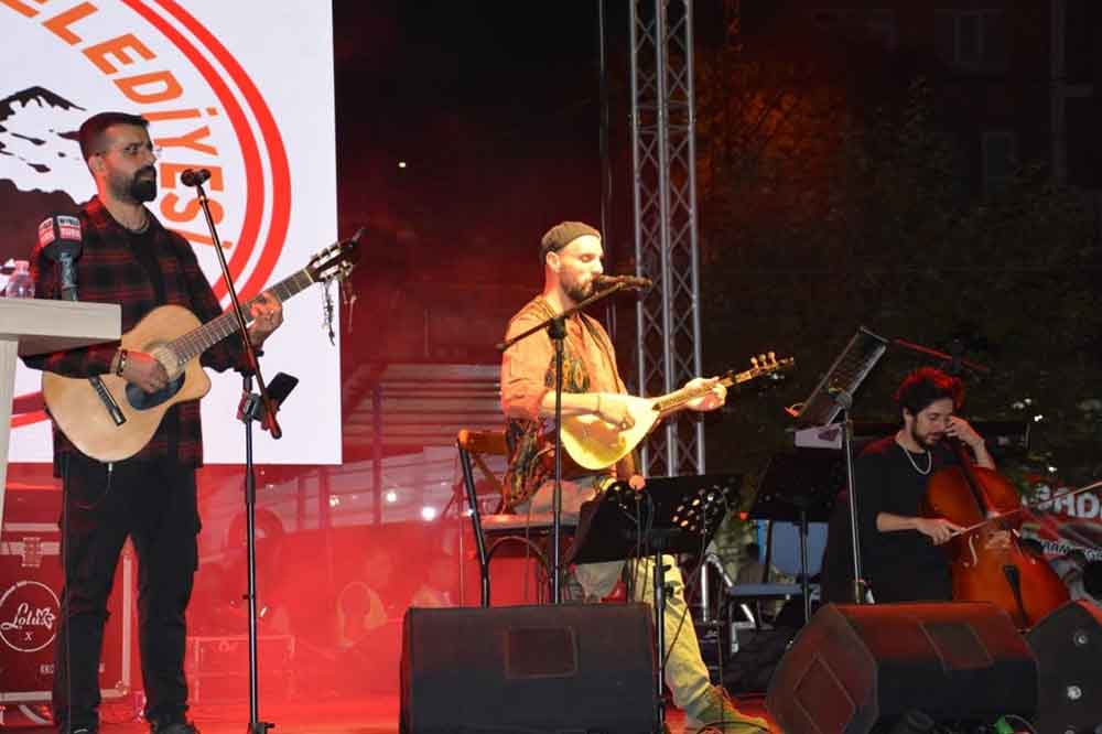 Ugur Isilak Ve Grup Dar Sokak Babafestte Unutulmaz Bir Gece Yasatti 6