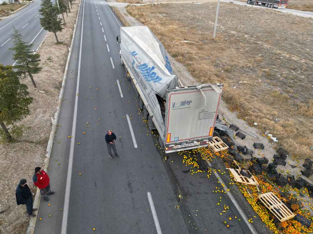 Afyon Yola Mandalin Dokuldu Trafik Kapandi1