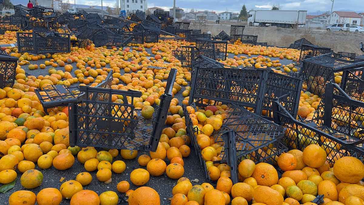 Afyon Yola Mandalin Dokuldu Trafik Kapandi2