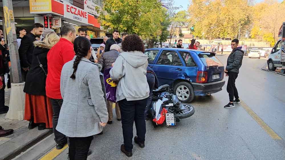 Ayni Yone Giden Motosiklet Ve Otomobil Carpisti 1 Yarali 3