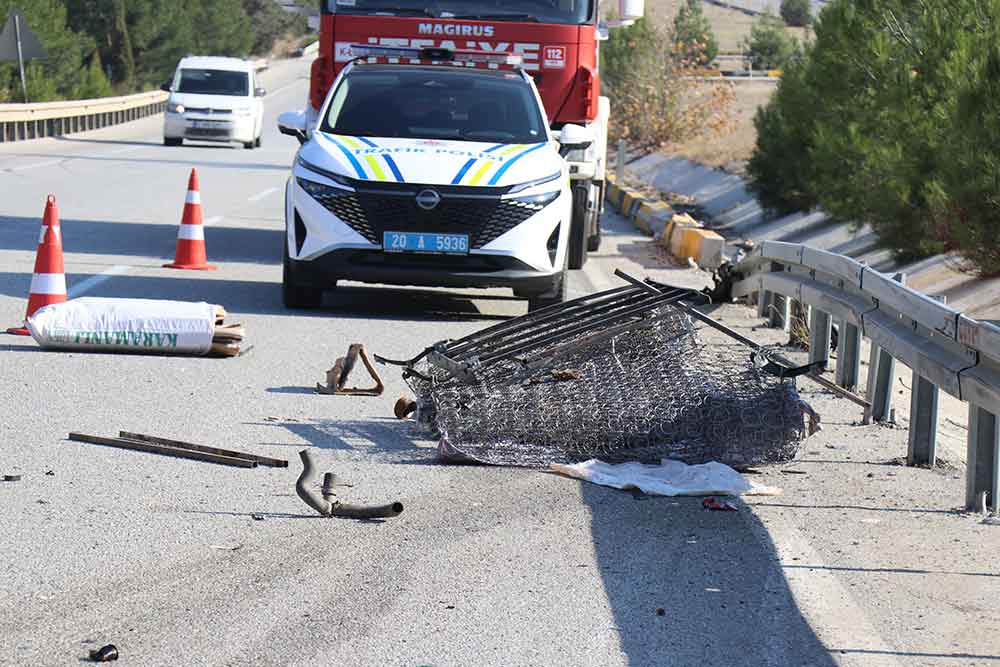 Denizlide Hurda Yuklu Otomobil Hurdaya Dondu 2