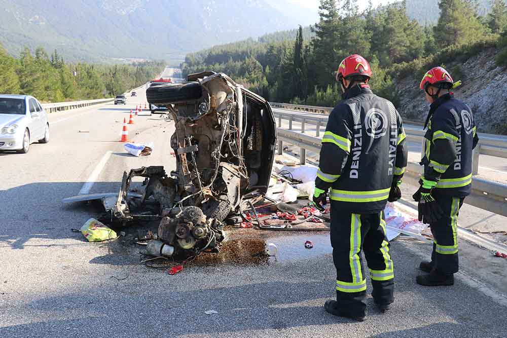 Denizlide Hurda Yuklu Otomobil Hurdaya Dondu 4