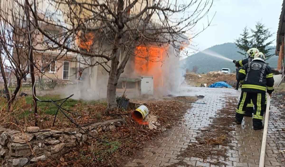 Alevlerin Sardigi Isyeri Kullanilamaz Hale Geldi 1