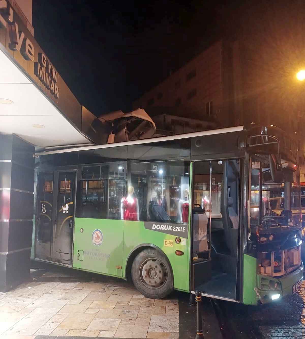 Denizli Belediye Otobusu Kaza Giyim Magazasi Bayramyeri1