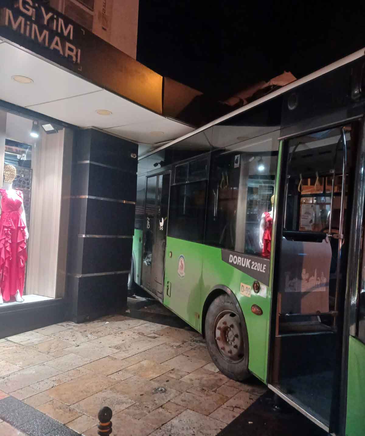 Denizli Belediye Otobusu Kaza Giyim Magazasi Bayramyeri2