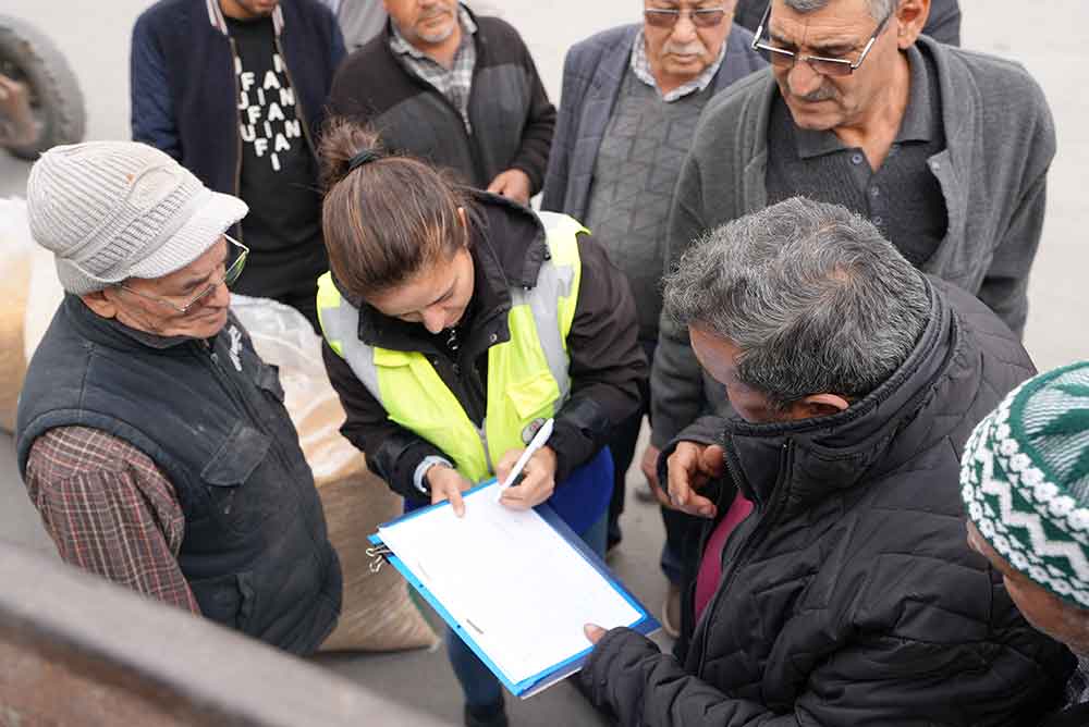 Denizlide Ureticiden Alinan Misir Ve Arpa Ureticiye Yem Olarak Dagitiliyor 1