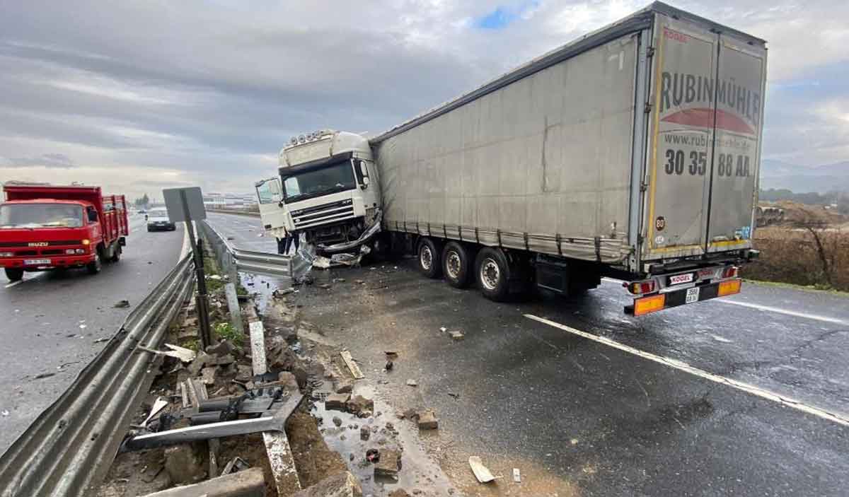 Kontrolden Cikan Tir Ters Dondu 1