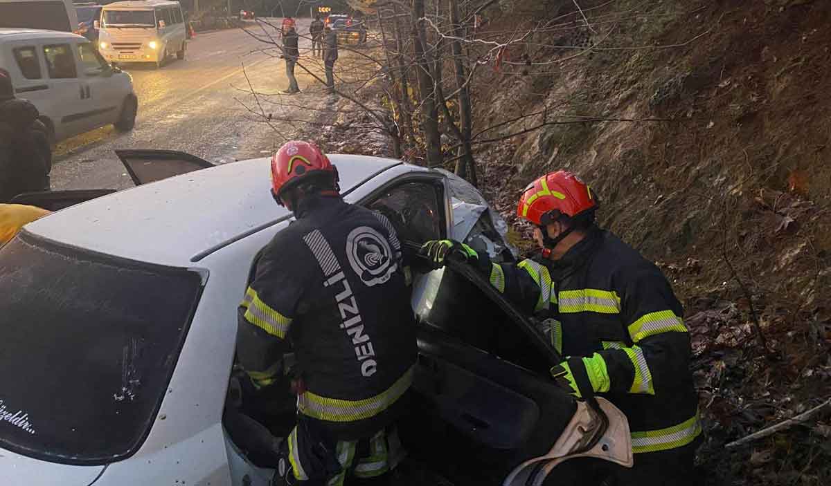 Denizlide Kontrolden Cikan Arac Agaca Carpti 3 Yarali 1 2