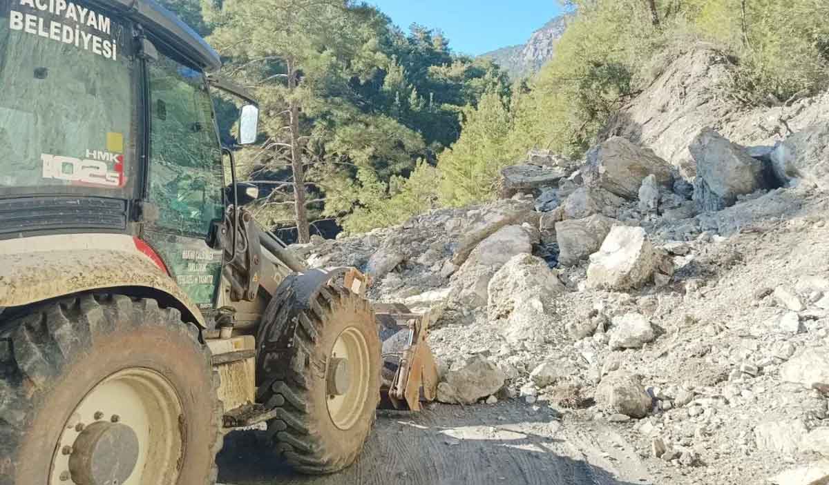 Denizlide Toprak Kaymasi Yolu Kapatti 2