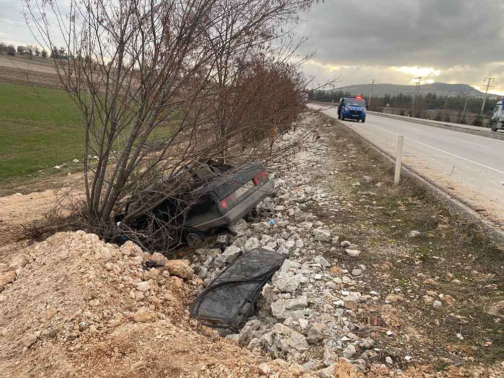 Denizlide Yoldan Cikan Otomobil Sarampole Uctu 2