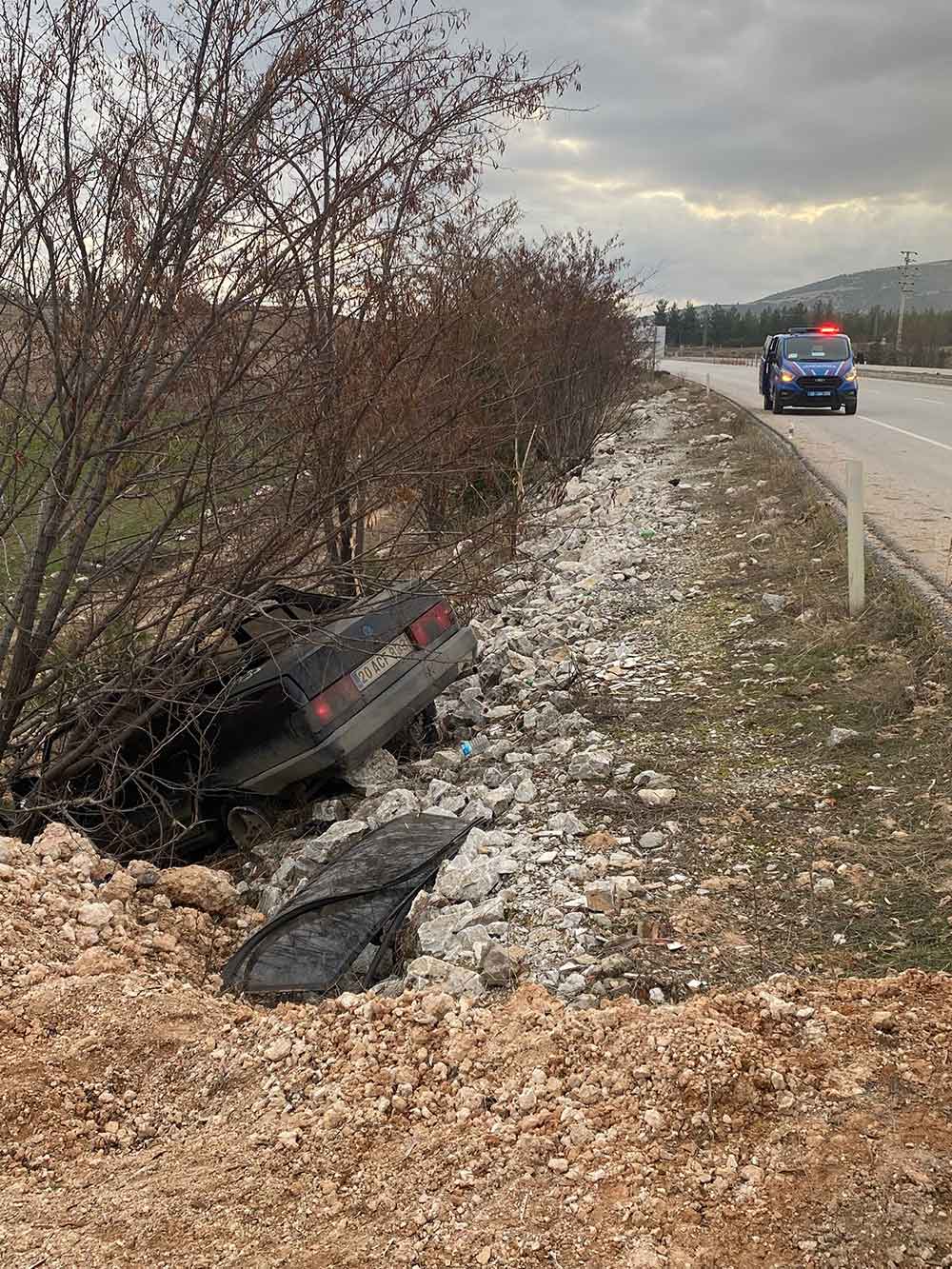 Denizlide Yoldan Cikan Otomobil Sarampole Uctu 3