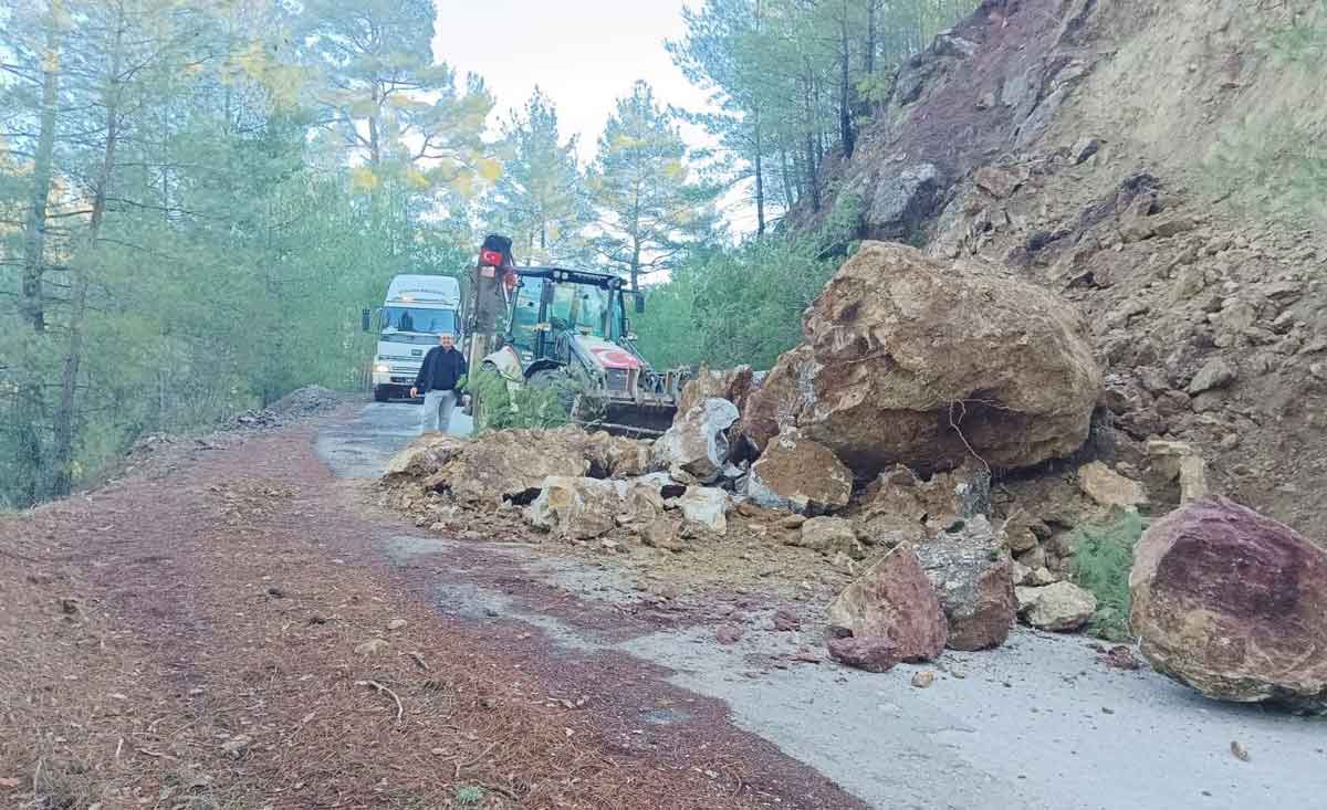 Denizlideki Heyelan Iki Mahalleyi Ayirdi 1