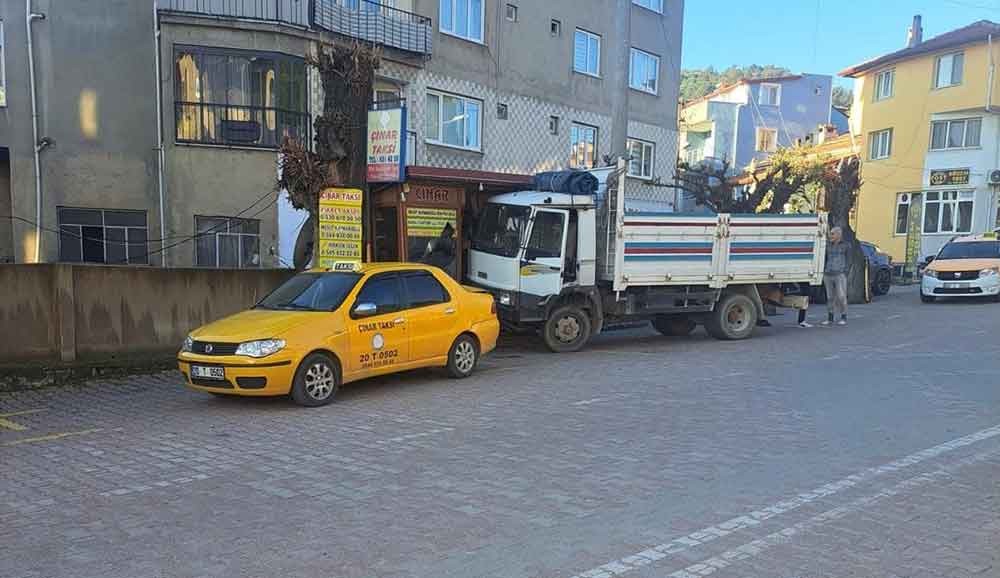 Frenleri Bosalan Kamyon Taksi Duragina Daldi 1