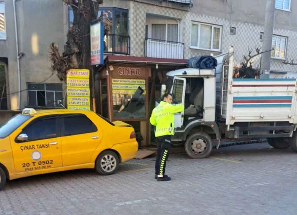 Frenleri Bosalan Kamyon Taksi Duragina Daldi 2