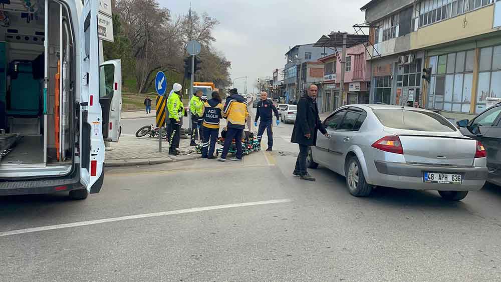 Kirmizi Isik Ihlali Yapan Otomobil Motosiklete Carpti 1 Yarali 1