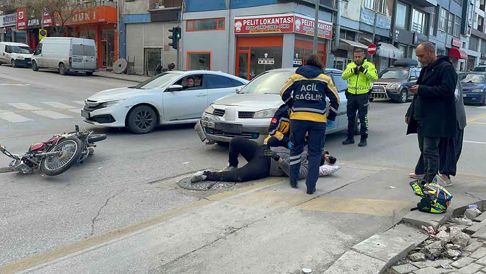 Kirmizi Isik Ihlali Yapan Otomobil Motosiklete Carpti 1 Yarali 2