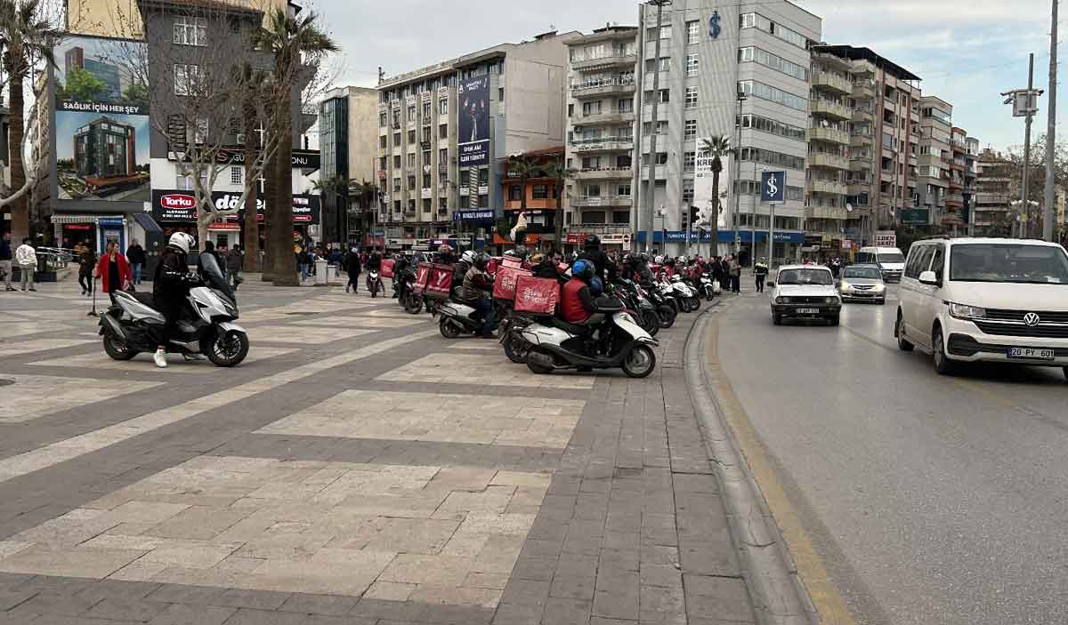 Moto Kuryelerden Denizlide Farkindalik Eylemi