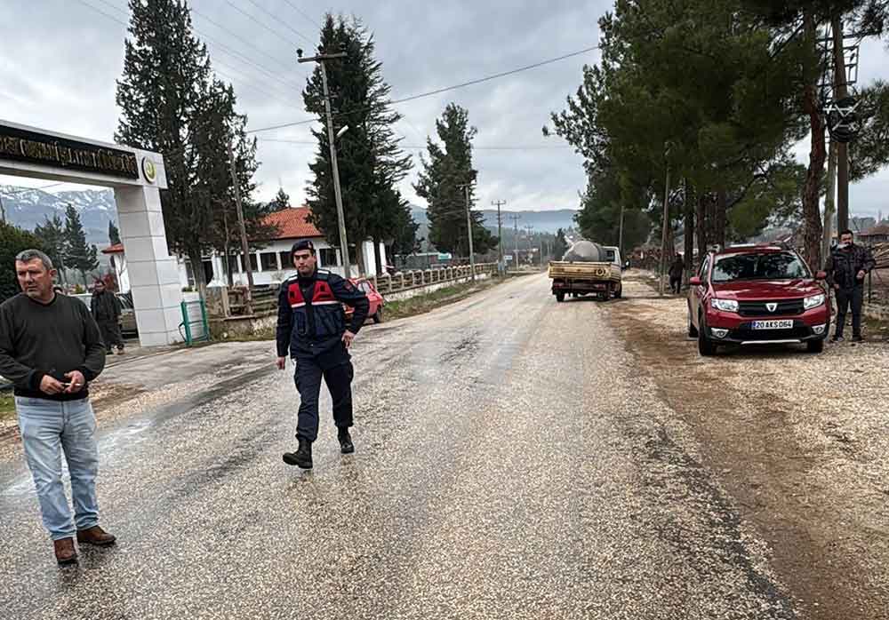 Sut Toplama Aracinin Carptigi Motosikletteki Kadin Oldu Kocasi Agir Yaralandi 1