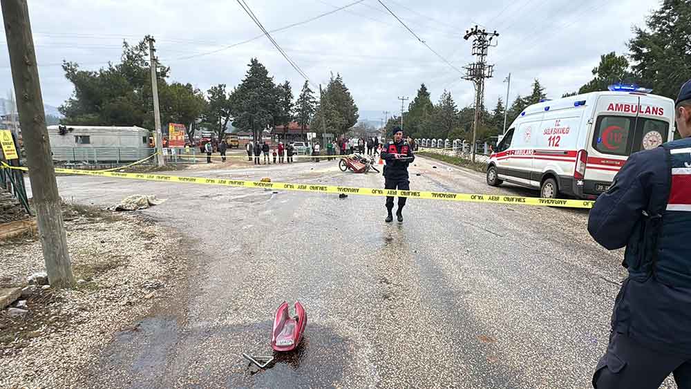 Sut Toplama Aracinin Carptigi Motosikletteki Kadin Oldu Kocasi Agir Yaralandi