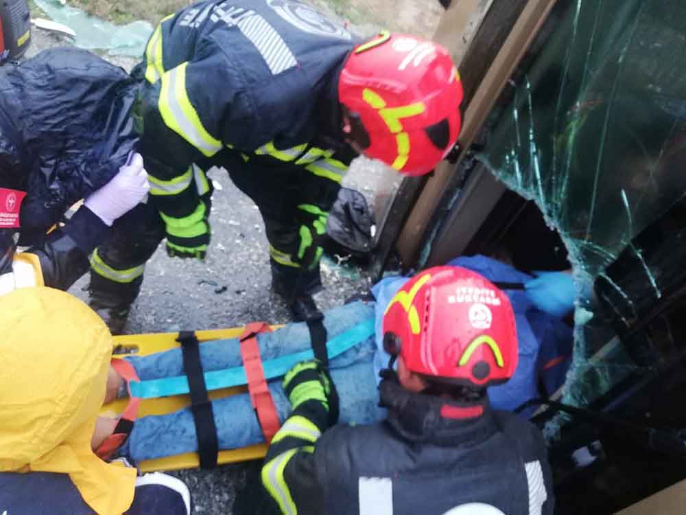 Yagis Nedeniyle Kontrolden Cikan Tir Devrildi 1 Yarali 1