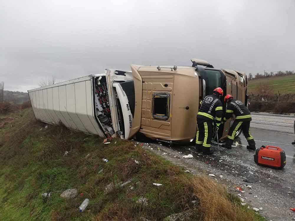 Yagis Nedeniyle Kontrolden Cikan Tir Devrildi 1 Yarali 2