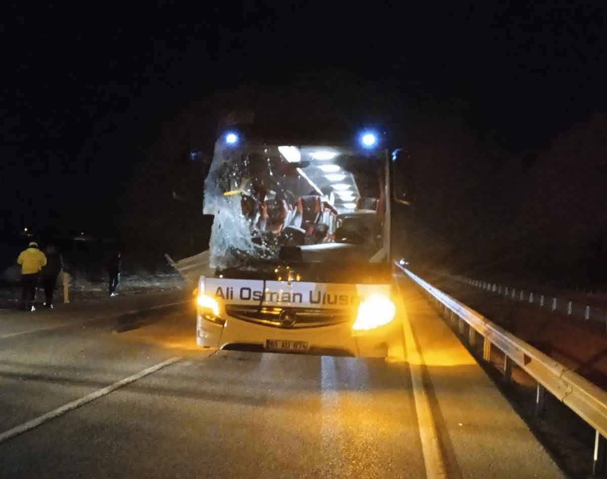 Afyonkarahisar Otobus Tira Arkadan Carpti 6 Yarali1