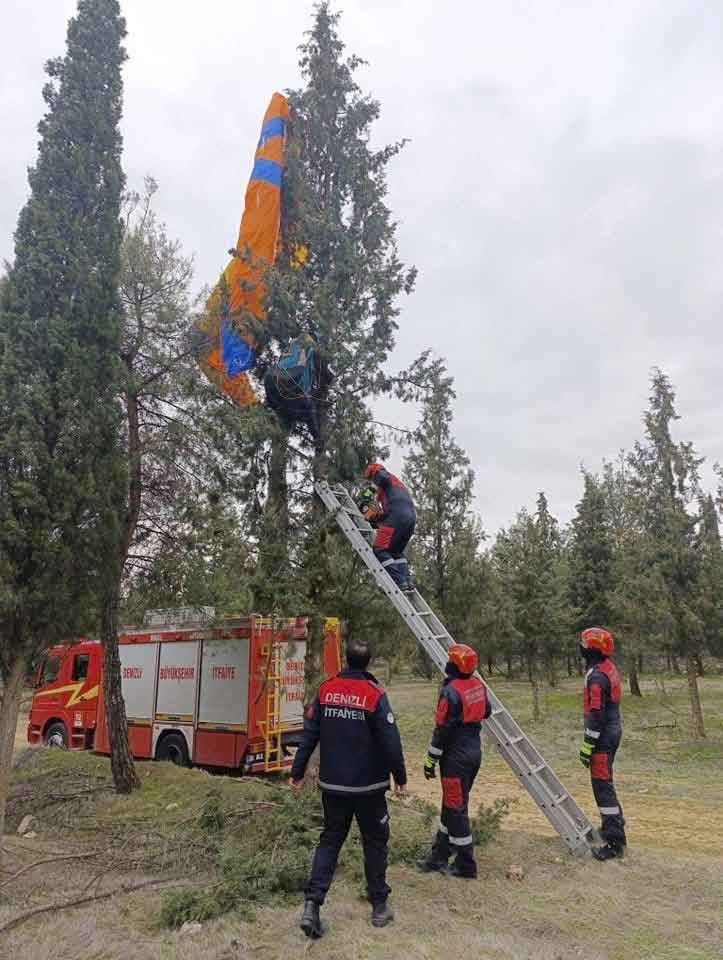 Denizli Yamac Parasutcu Agacta Asili Kaldi2