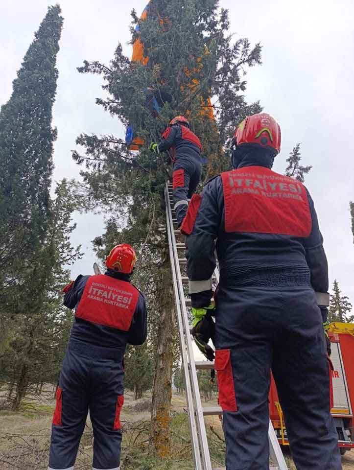 Denizli Yamac Parasutcu Agacta Asili Kaldi3