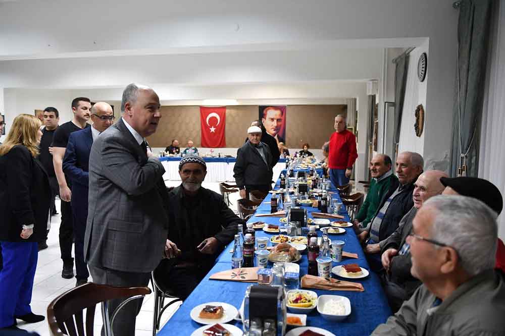 Denizli Valisi Coskun Huzurevi Sakinleriyle Iftar Yapti 2