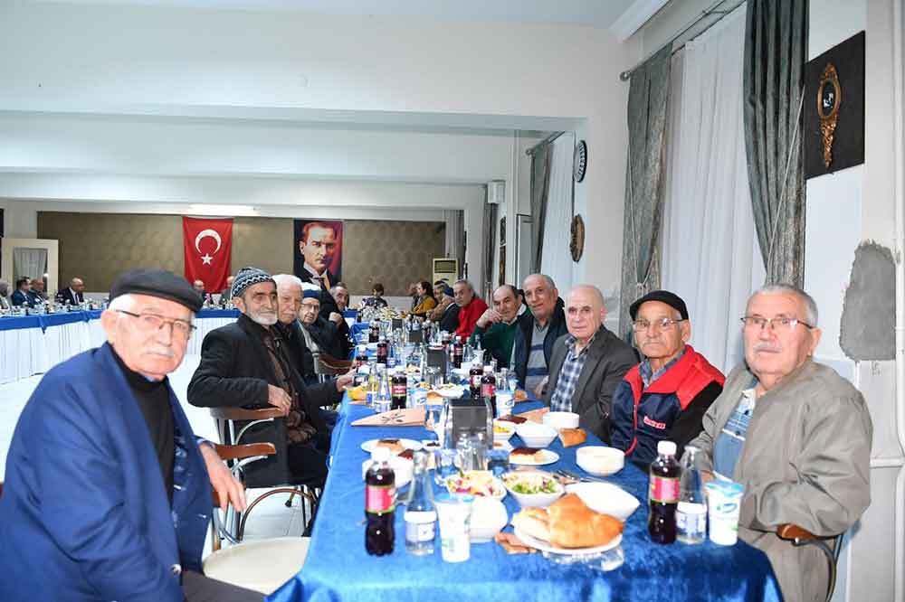 Denizli Valisi Coskun Huzurevi Sakinleriyle Iftar Yapti 3