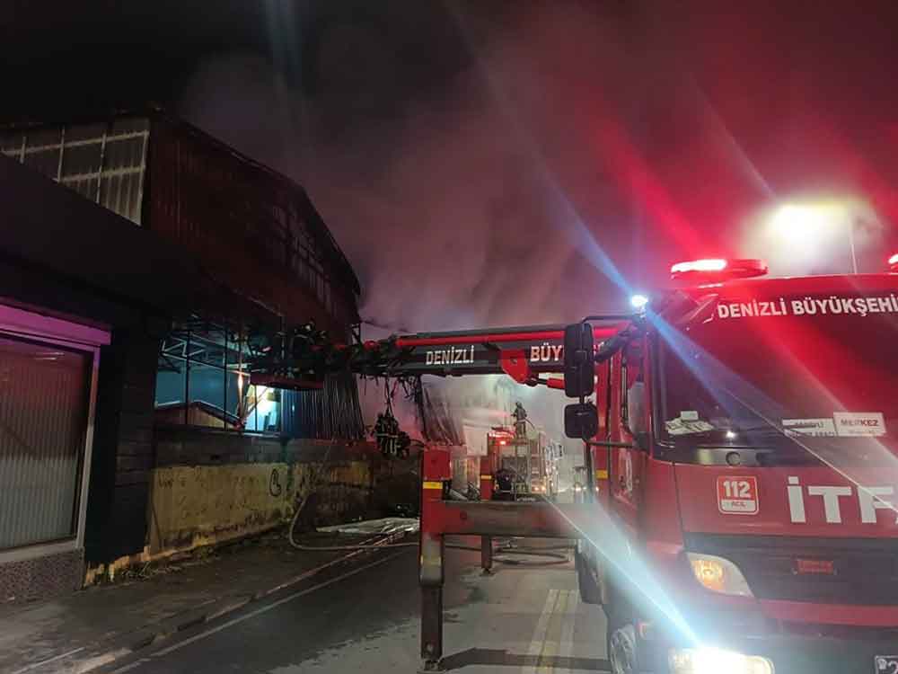 Denizlide Mobilya Imalathanesi Alevlere Teslim Oldu 1