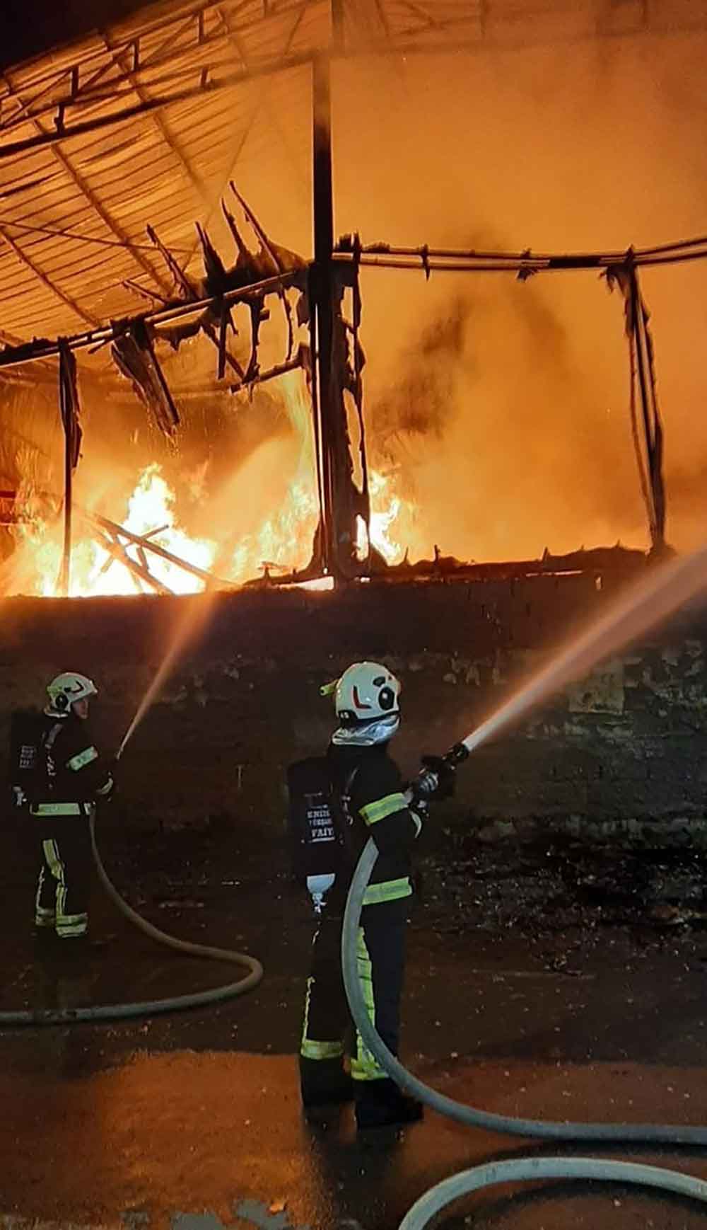Denizlide Mobilya Imalathanesi Alevlere Teslim Oldu 2