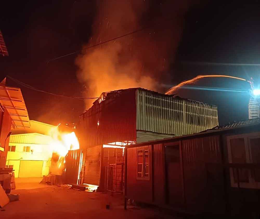 Denizlide Mobilya Imalathanesi Alevlere Teslim Oldu 3