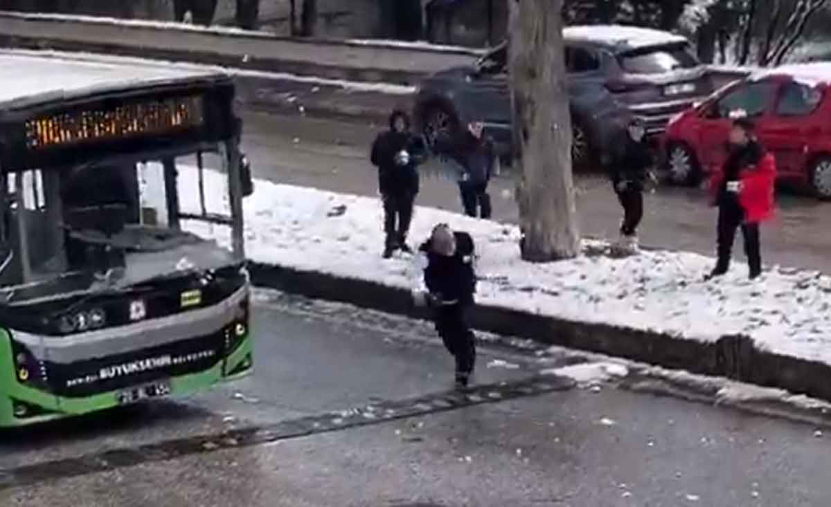 Denizlide Otobus Soforunun O Hareketi Sosyal Medyada Gundem Oldu