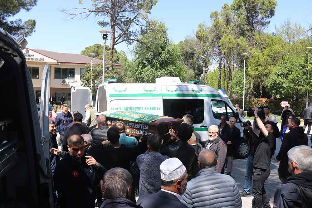 Ersun Yanalin Annesi Denizlide Son Yolculuguna Ugurlandi 2