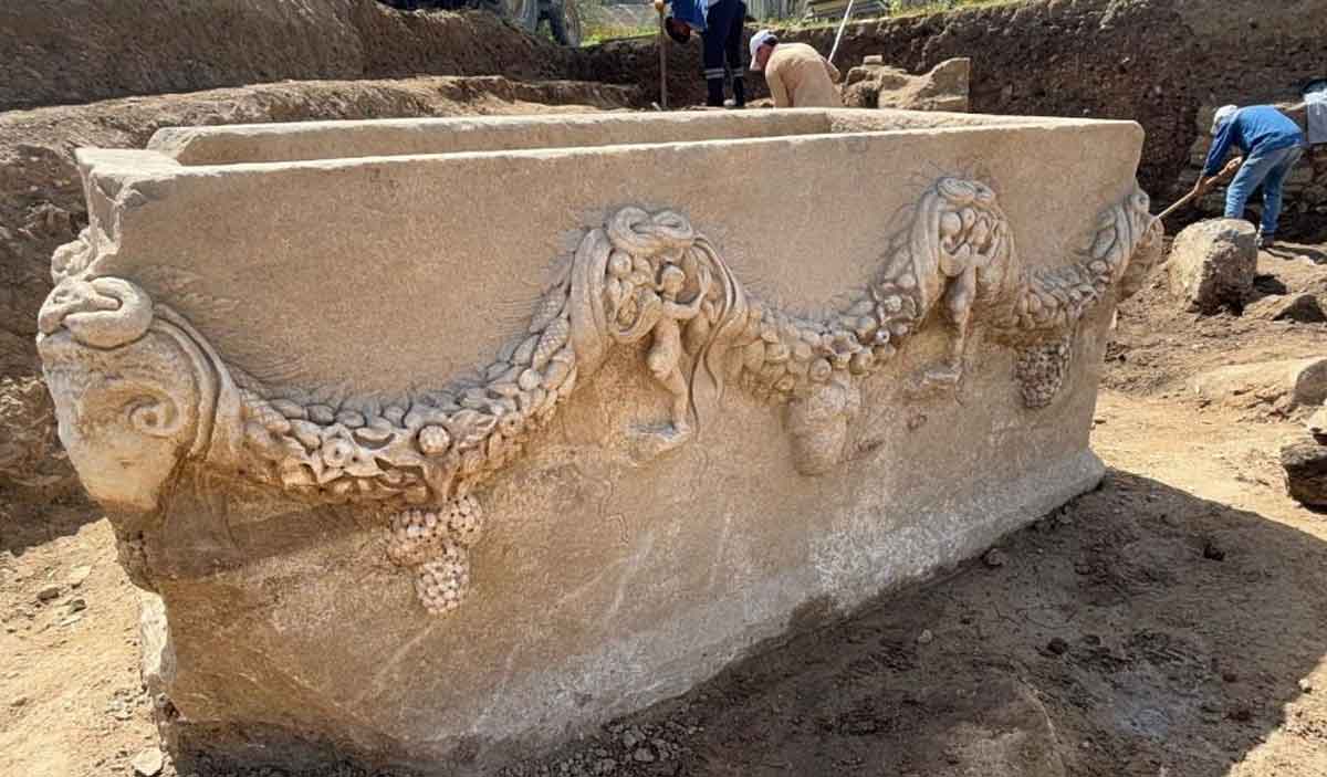Stratonikeiada 2000 Yillik Girlandli Lahit Bulundu