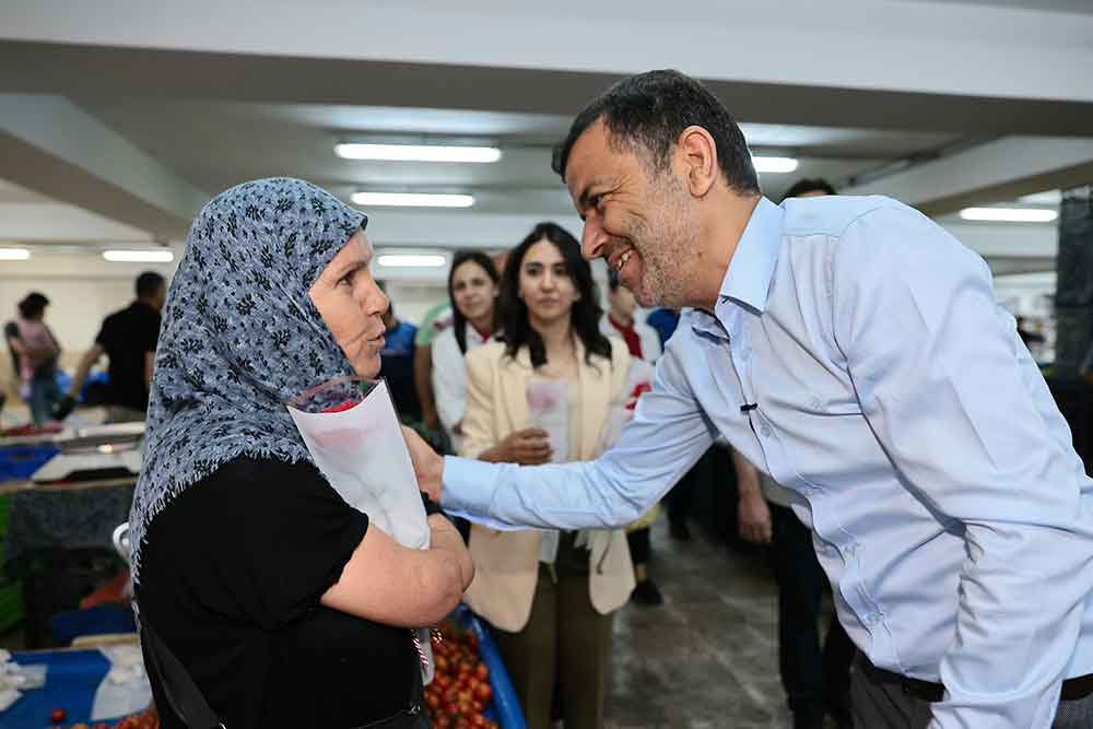 Baskan Cavusoglundan Pazaryerinde Annelere Surpriz Kutlama 1
